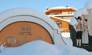 维哥迪法萨多尔希拉公园酒店的雪中多林公园酒店的标志