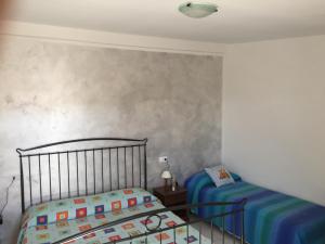 拉奎拉casetta dell'Alpino的一间卧室,配有两张相邻的床