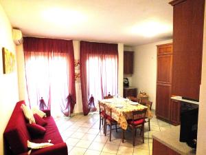 佩鲁贾Casa Teresa的客厅配有桌子和红色沙发