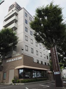松本如特音卡特松本国米酒店的前面有树的酒店路线