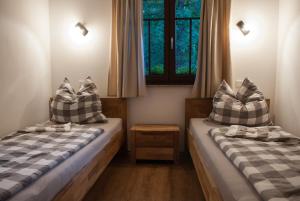 库罗阿尔滕堡Haus Waldfrieden的带窗户的客房内设有两张单人床。