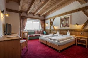 科尔福索西亚萨大酒店的酒店客房,设有两张床和一张沙发