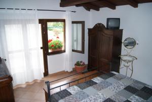 BareteLa Baita Baretana的一间卧室设有一张床和一个窗口