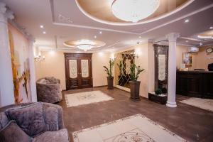 文尼察阿里斯托克拉酒店的客厅配有椅子和吊灯。