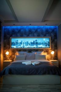 亚斯沃Brooklyn Noclegi的一间卧室配有一张蓝色灯光的大床