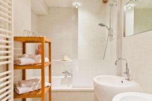 安特卫普钻石与珍珠酒店的浴室配有白色浴缸和水槽