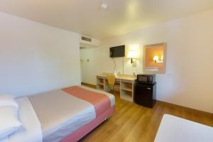 韦德威德6号汽车旅馆 - 沙斯塔山的配有一张床和一张书桌的酒店客房