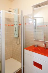勒马兰Kaïvivi的带淋浴和红色柜台的浴室