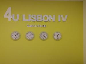 里斯本4U Lisbon IV Guesthouse Airport的墙上四钟,带课征象