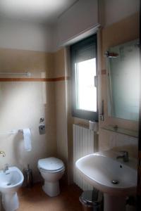 米兰欧洲住宿加早餐酒店的浴室配有白色卫生间和盥洗盆。