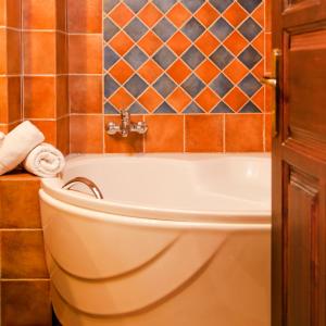 埃拉蒂特里卡隆米克里阿托斯酒店的一间带卫生间和浴缸的浴室