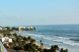 拉维尼亚山Colombo Mount Beach的享有棕榈树海滩和大海的景色