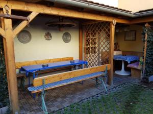 班贝格Ferienwohnung Alte Stadtmauer的木制庭院设有长凳和桌子