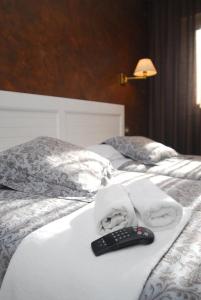 仕格莱伊瓜莱纳酒店的床上的遥控器