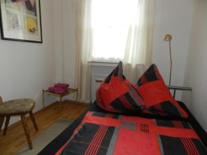 多特蒙德Hotel In der Meile的一间卧室配有一张带红色枕头的床和一扇窗户