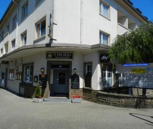 多特蒙德Hotel In der Meile的前面有标志的建筑