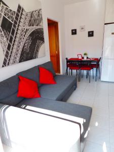 马拉加Dream Apto Old Town的客厅配有沙发和带红色枕头的桌子