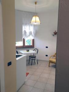 卡利亚里Rosa's House - zona ospedaliera的厨房配有水槽和一张带窗户的桌子