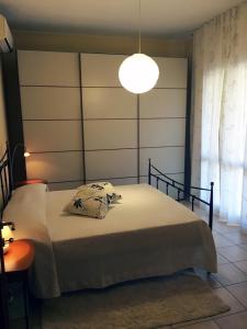 卡利亚里Rosa's House - zona ospedaliera的一间卧室配有一张大床和灯