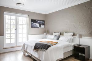 雷克雅未克奥丁斯维酒店的卧室设有一张白色大床和一扇窗户。