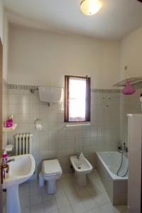 斯佩洛Casa Flora的浴室配有盥洗盆、浴缸、卫生间和盥洗盆。
