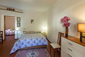 斯佩洛Casa Flora的一间卧室,配有一张床和花瓶