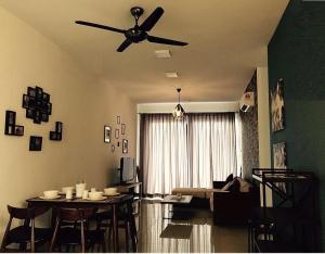 怡保怡保壮丽公寓的客厅配有吊扇和桌子