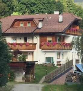 阿维兰奥Unterweger Hof的一座房子,阳台上种着鲜花