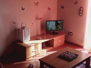 Canto da AreiaAdega Ramalho的客厅配有电视和桌子