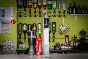 布莱克浦新长廊旅馆的吧台上设有饮水机的酒吧
