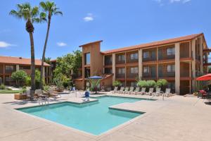 土桑3 Palms Tucson North Foothills的一座与酒店同在的建筑前的游泳池