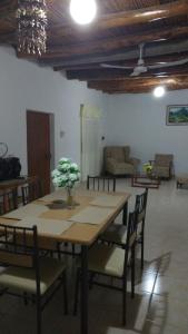 卢那欢纳Casa Langla Lunahuana的一间带桌子和椅子的用餐室