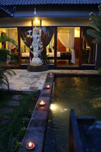 乌布Pondok Penestanan Villa Ubud的一座房子内一座带雕像的游泳池