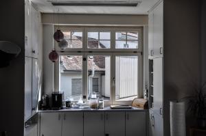 比尔B&B im Herzen von Biel的厨房设有大窗户和水槽