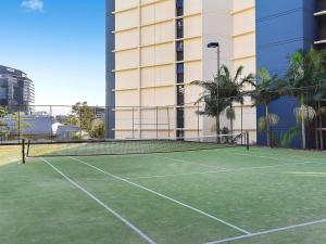 River Plaza Apartments Brisbane内部或周边的网球和/或壁球设施