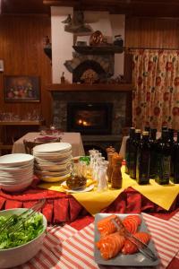 尚波吕克康帕尼欧酒店的餐桌,餐盘和壁炉