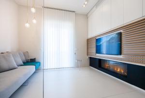 莫诺波利B&B Portorosso的客厅配有电视、沙发和壁炉