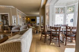 温德米尔兰普莱特尔餐厅及客房酒店的一间在房间内配有桌椅的餐厅