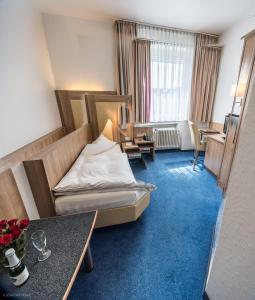 亚琛劳兹贝格酒店的配有一张床和一张书桌的酒店客房