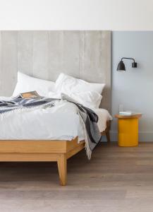 伦敦莱蒙洛克公寓式酒店的一间卧室配有带白色床单和枕头的床。
