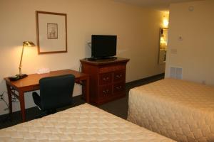 奥古斯塔Affordable Suites of America Augusta的酒店客房设有两张床和一张带电脑的书桌