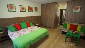 瓦尔纳City Studio Rent Varna的一间卧室配有绿色的床和沙发