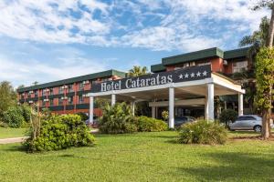 伊瓜苏港埃克斯卡塔拉塔斯酒店的带有读取酒店哈里发标志的酒店大楼