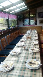 比尔杰Farm stay Lackovic的一张长桌,上面有盘子和餐巾