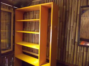 八丹拜托皮宾馆的书架上装满了书