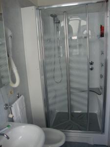 卡奥莱威尼斯酒店的带淋浴、卫生间和盥洗盆的浴室