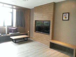 斗南御品王朝旅店的客厅设有壁挂式平面电视。