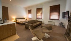 伯尔尼艾克恩酒店的客厅配有沙发和1张床