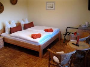滕普林Pension Wiesenhof B&B的一间卧室配有一张带两个枕头的床
