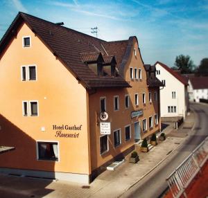 Au in der HallertauHotel Gasthof Rosenwirt的街道上建筑物的模型